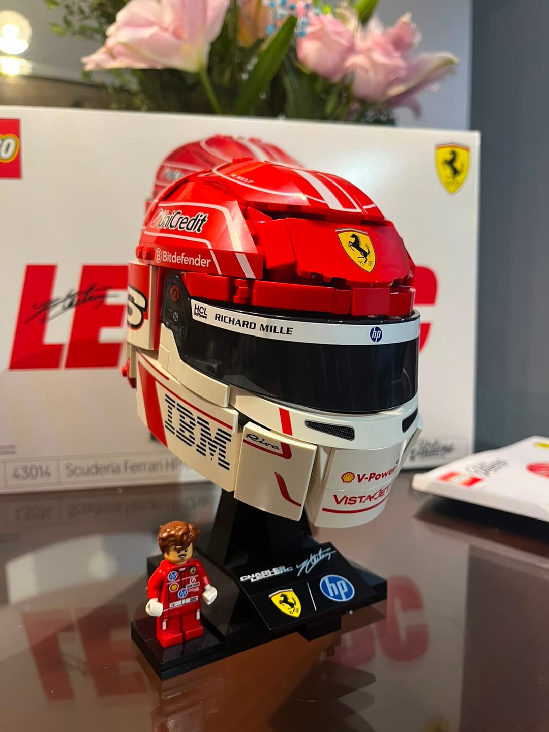 Customer photo review of Scuderia Ferrari HP: Casco de Charles Leclerc