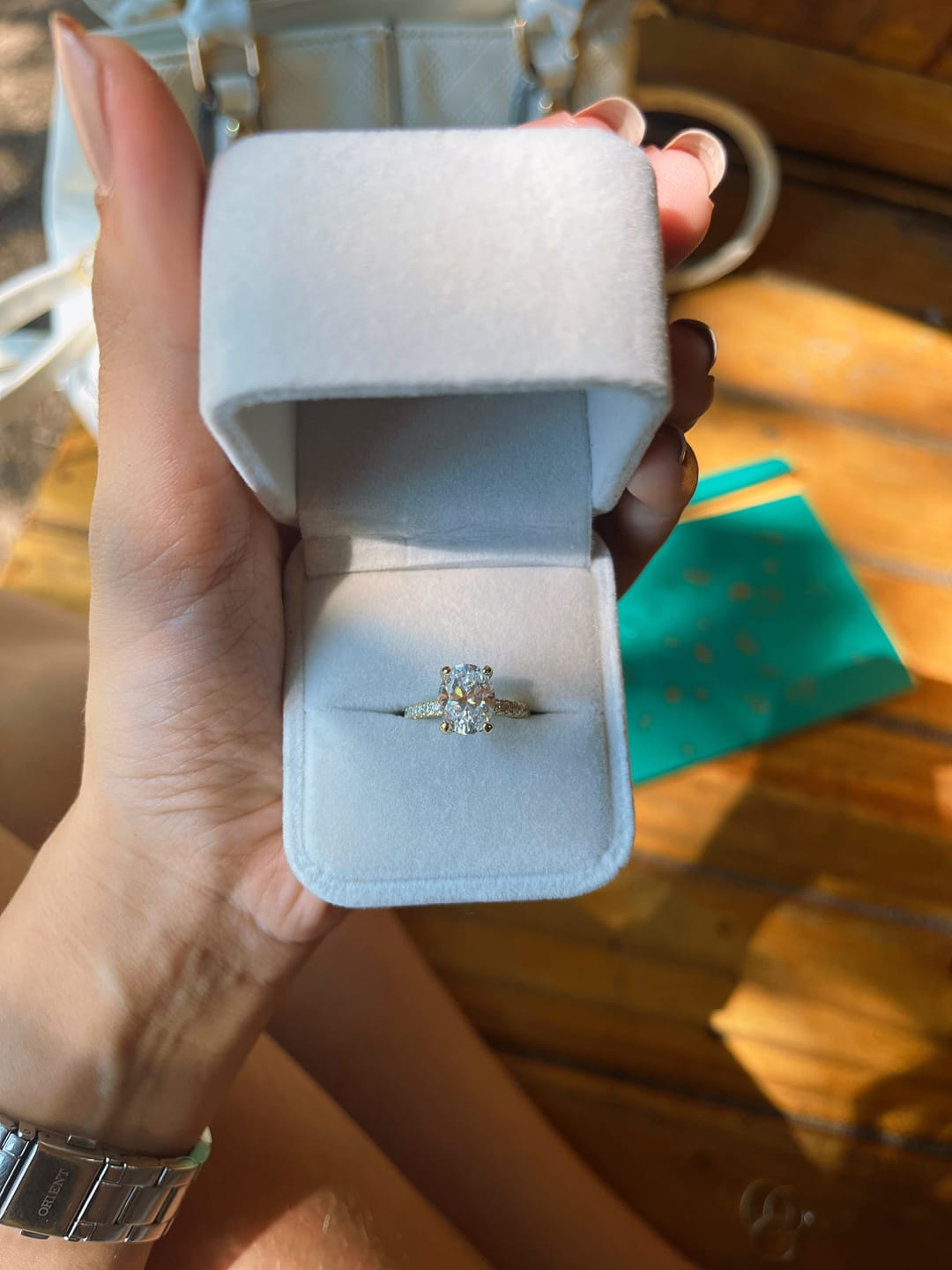 Customer photo review of Anel Solitário Cravejado Oval 3ct