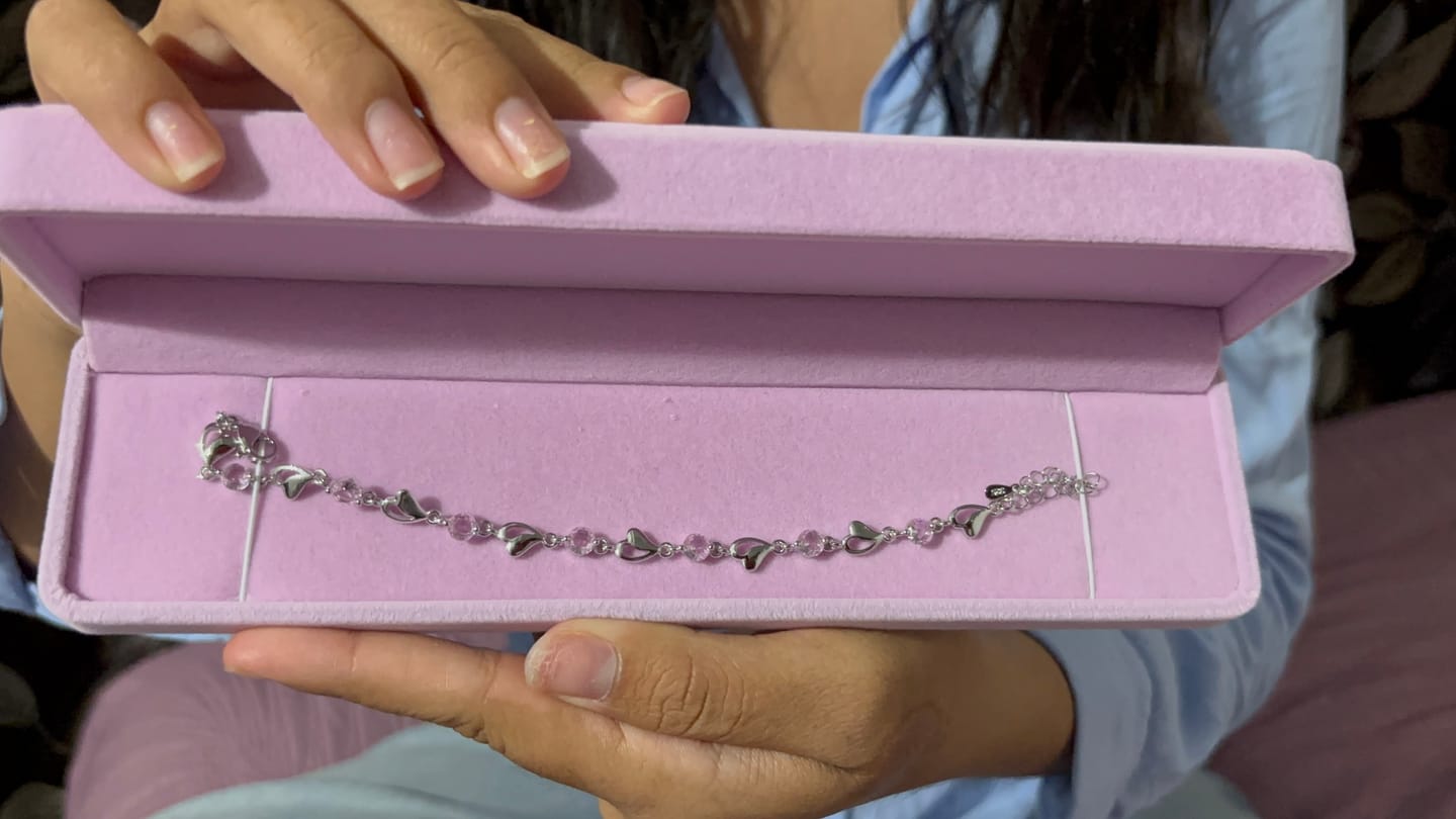 Customer photo review of Pulsera Corazones y Zirconias