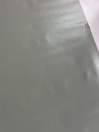 Anmelderens Uni matt sage green kontaktplast som viser overflate med små hakk.