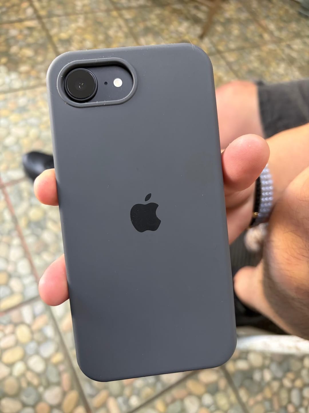 Customer photo review of Husa Silicon pentru iPhone 16E, Cocoa Black