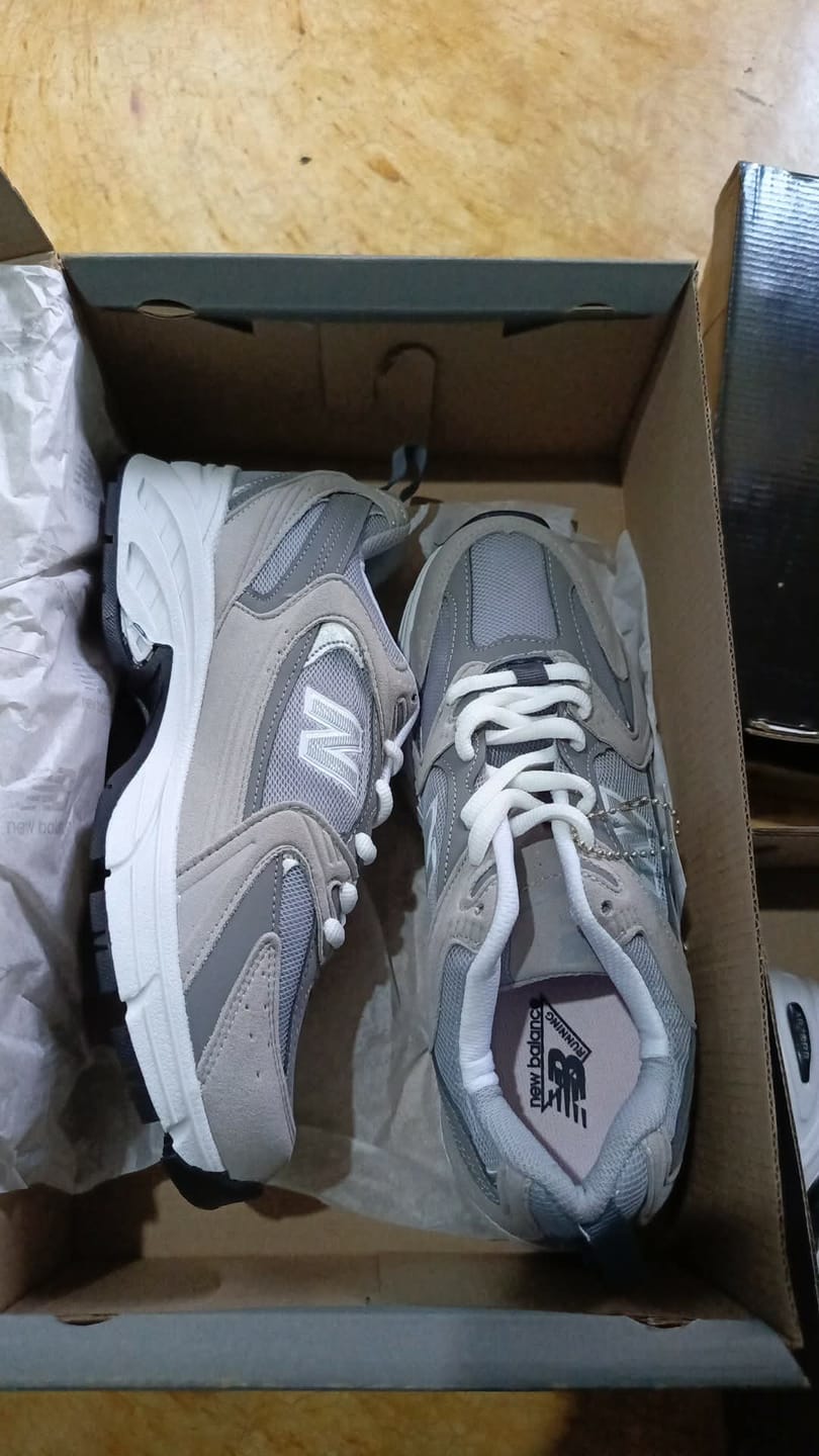 Customer photo review of Tenis New Balance 530 Gris 1.1 Premium