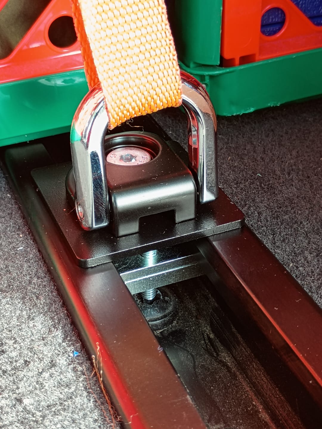 Customer photo review of PSA Nutenstein Fitting M8 Befestigung Schienensystem Citroen SpaceTourer, Peugeot Traveller und mehr