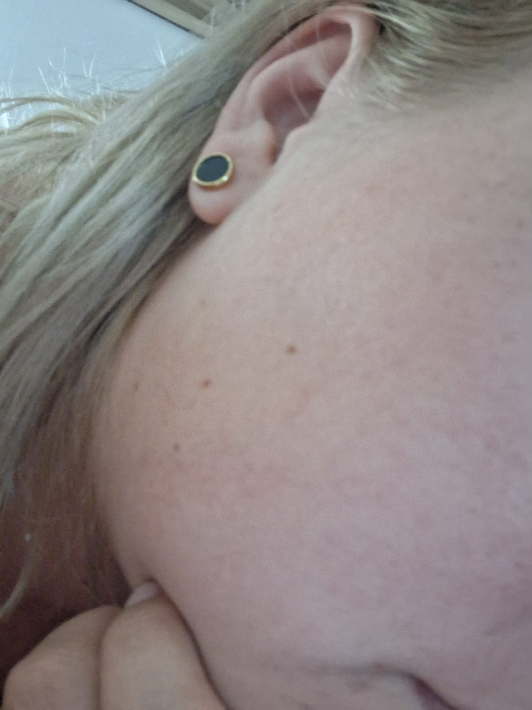 Customer photo review of Obsidian Ohrringe - Kreismedallion