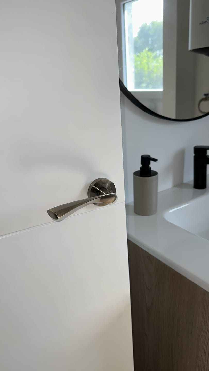 Customer photo review of Manilla modelo 'ola 130C' con Roseta Redonda en acabado cuero para puertas