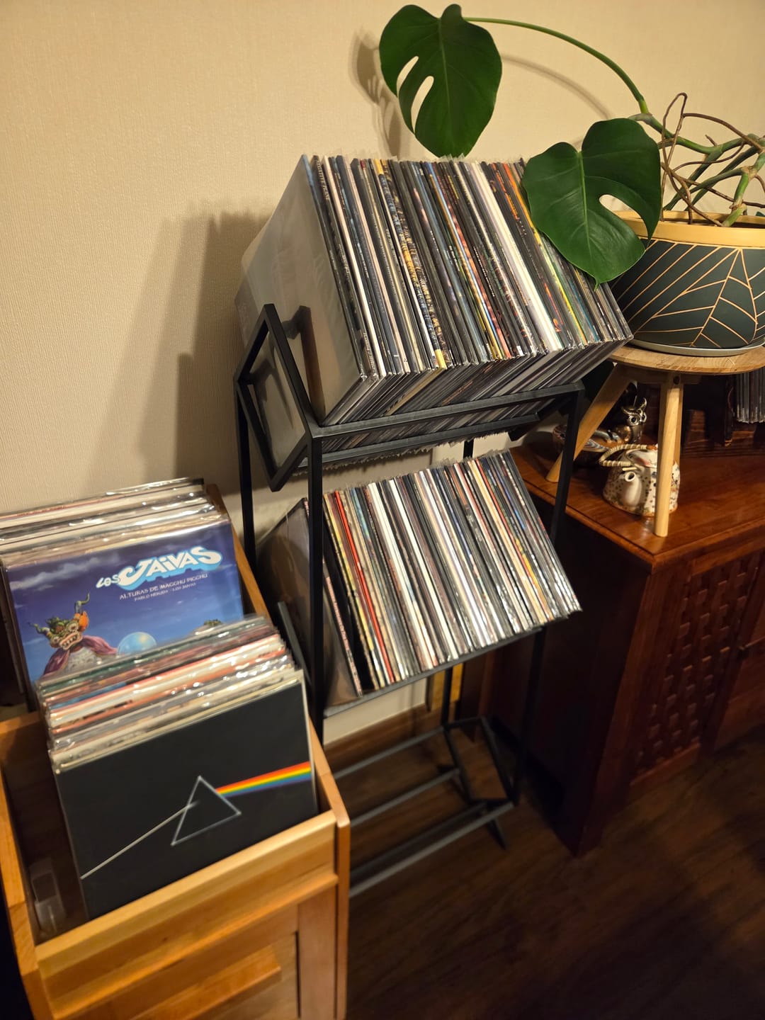 Customer photo review of Porta Vinilo Tres Niveles | LUXE METAL BLACK