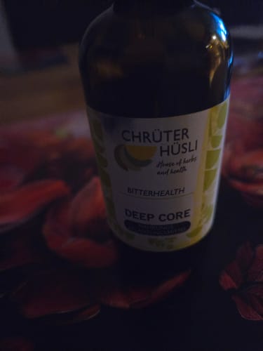 Customer's Deep Core Tropfen Flasche mit dem Chrüter Hüsli Etikett, Nahaufnahme.