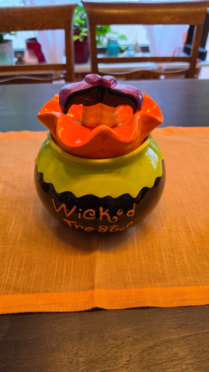Customer photo review of Halloween Keksdose Wicked Treats im Hexenkessel-Design