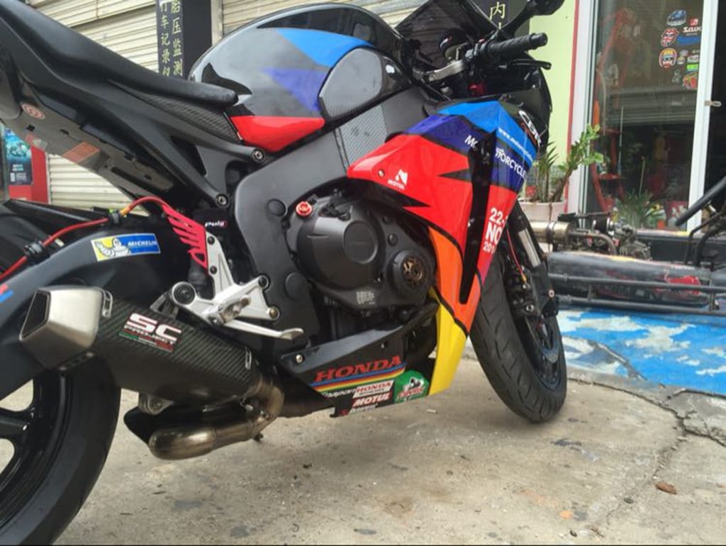 Customer photo review of HONDA CBR1000RR 2008-2011 Rainbow Fairing