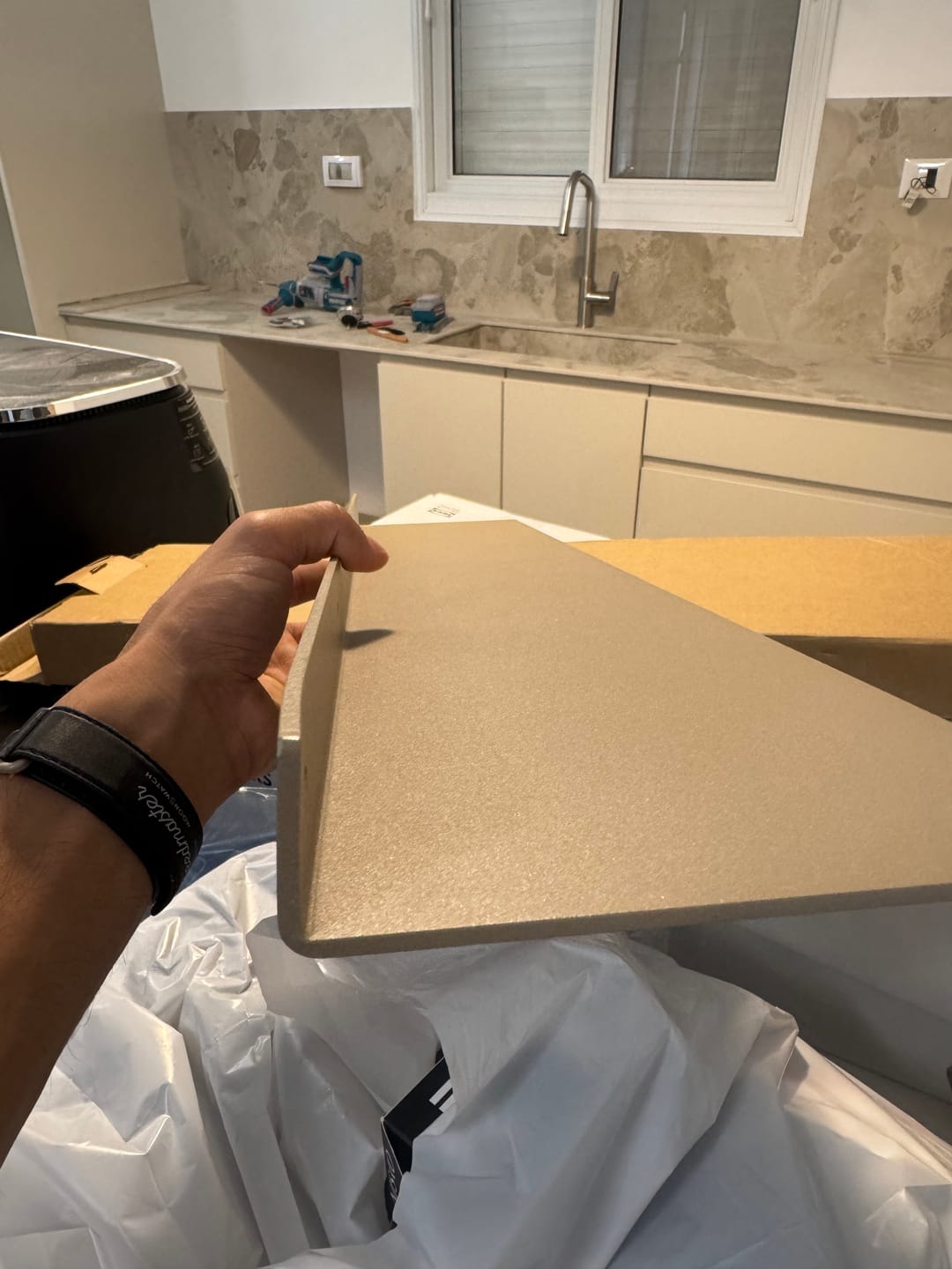 Customer photo review of מדף צף KAV – מדף אלומיניום בעיצוב סקנדינבי נקי