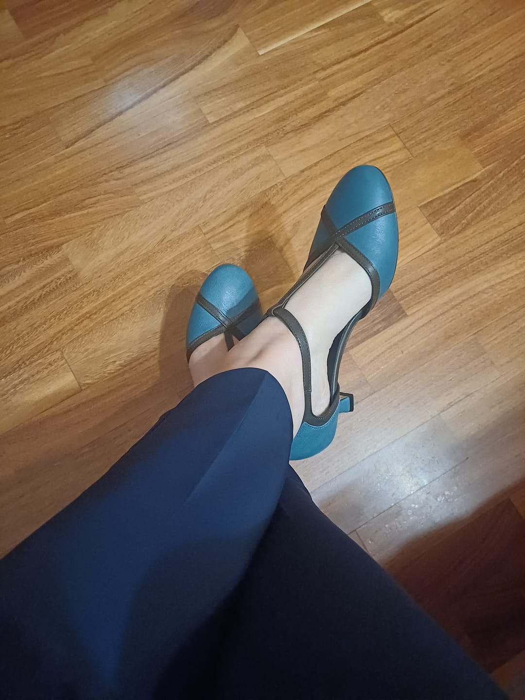 Customer photo review of Bach Pet décolleté t-bar in nappa petrolio tacco 5 artigianale marchigiana