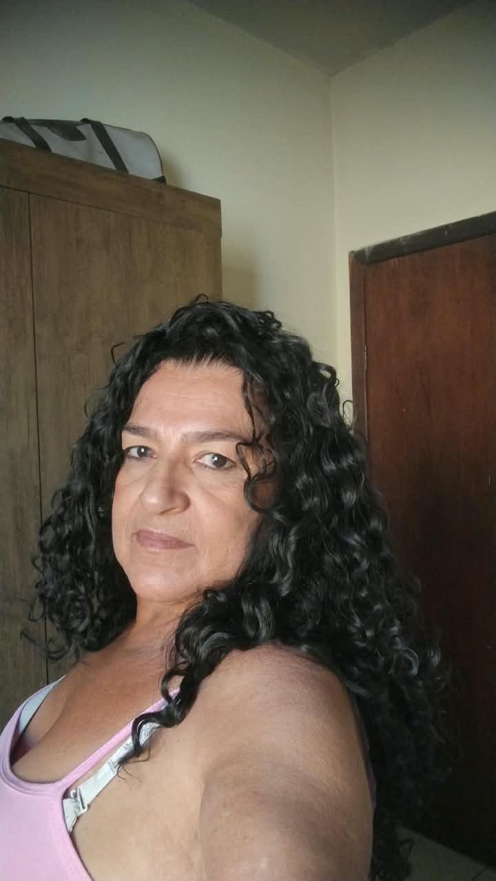 Customer photo review of Peruca Portia Castanho Escuro Cacheada