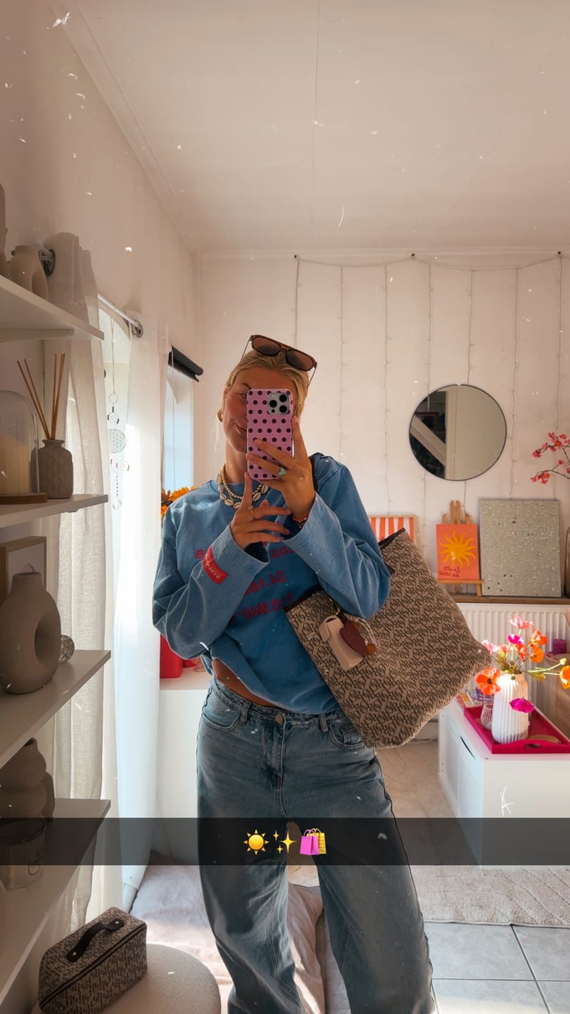 Customer photo review of VINTAGE LOGO WASHED LONGSLEEVE T-SHIRT SKY BLUE/RED