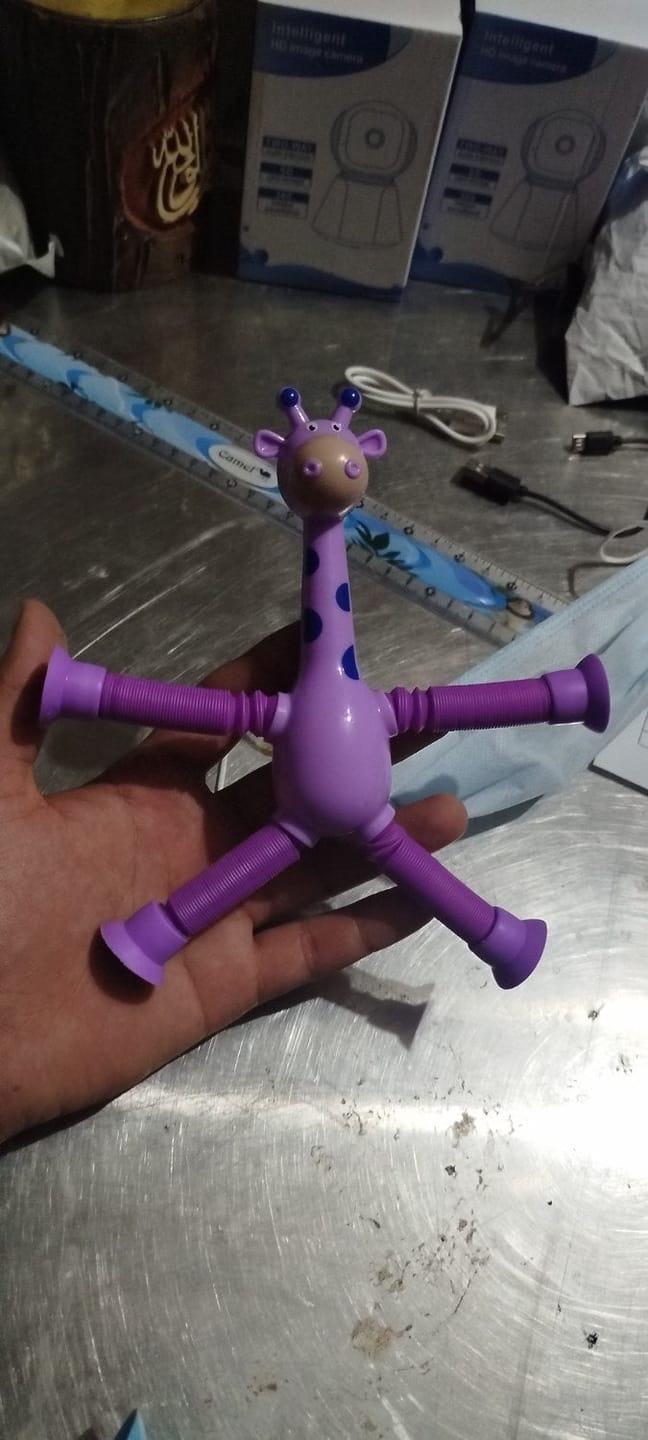 Customer photo review of Dehnbare Giraffe Fidget Toy | Saugnapf Sensorik Röhren Stressabbau Antistress