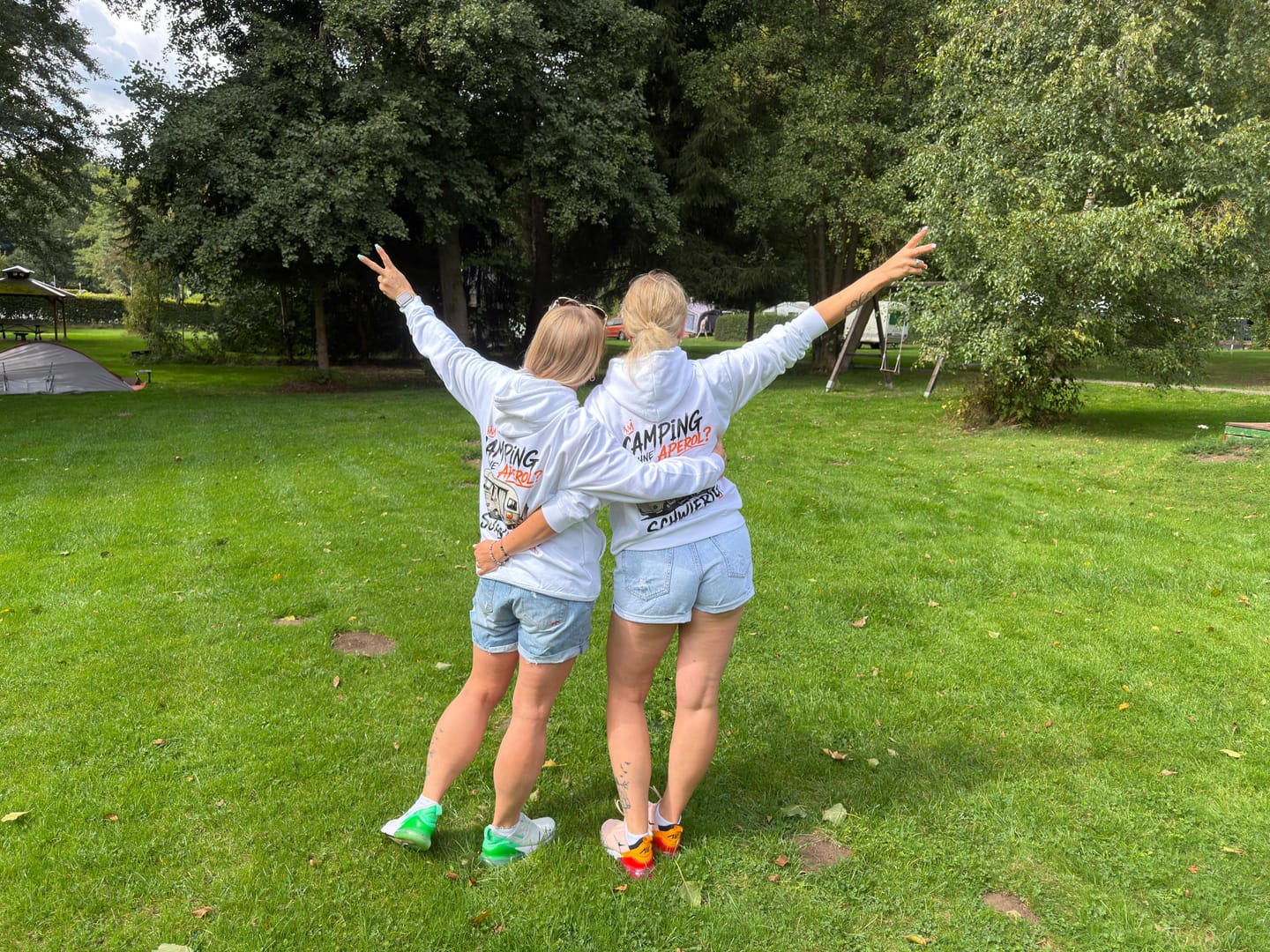 Customer photo review of Camping ohne Aperol - Rückendruck |  Premium Hoodie unisex