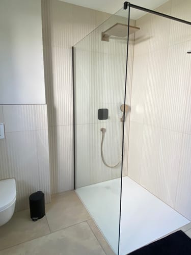 Customer photo review of SONNI Begehbare Dusche Duschabtrennung Duschwand 10mm Schwarz Duschabtrennung Duschkabine Nano ESG 80-140cm
