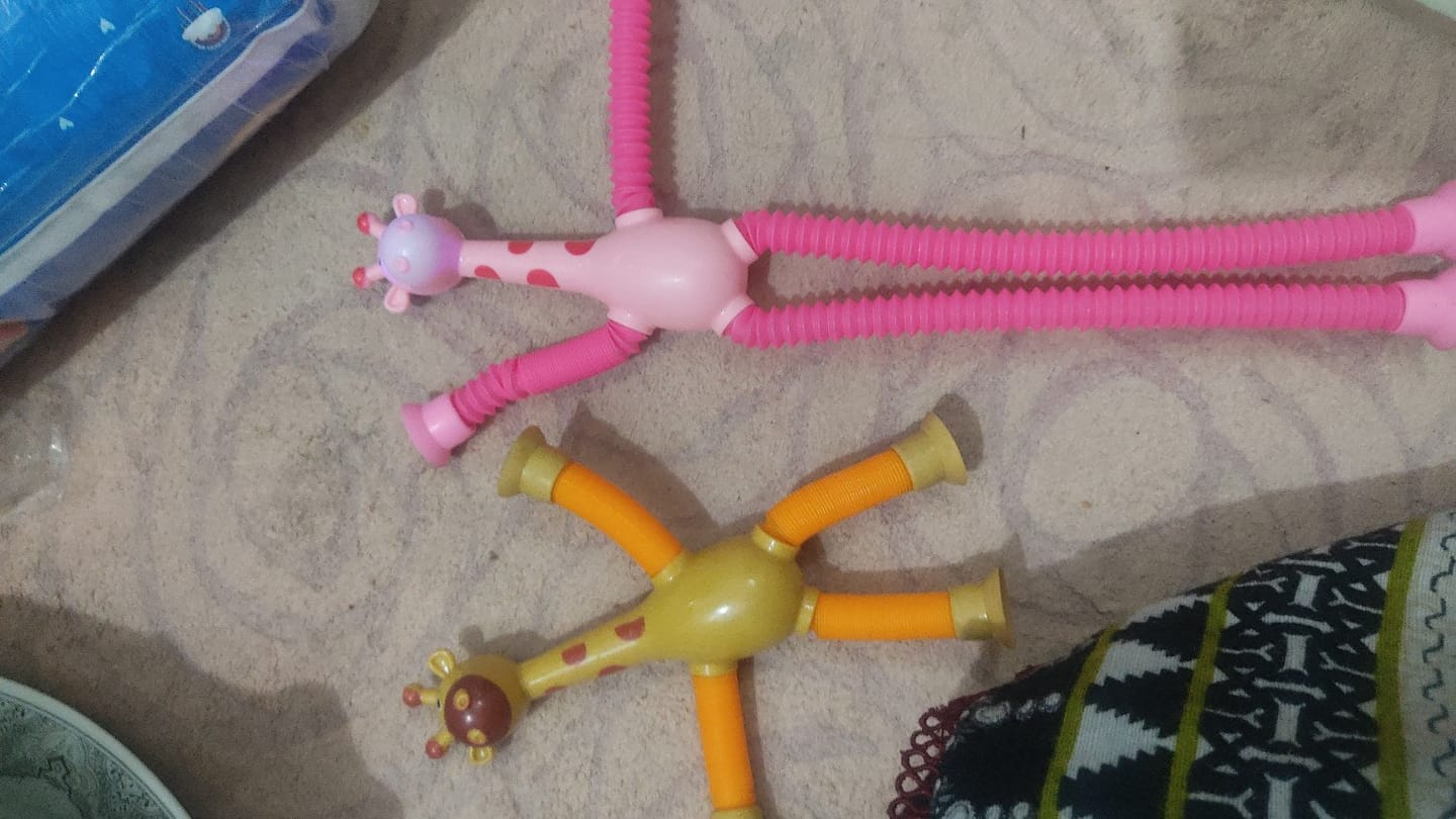Customer photo review of Dehnbare Giraffe Fidget Toy | Saugnapf Sensorik Röhren Stressabbau Antistress