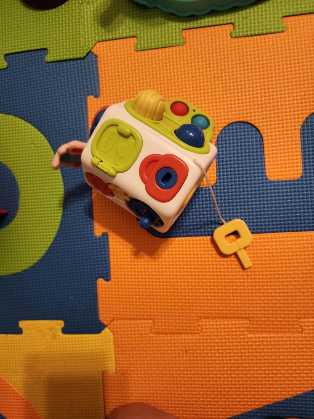 Customer photo review of 9-in-1 Beschäftigungswürfel Kleinkind | Montessori Sensorikspielzeug Motorik Lernspielzeug 1 bis 3 Jahre