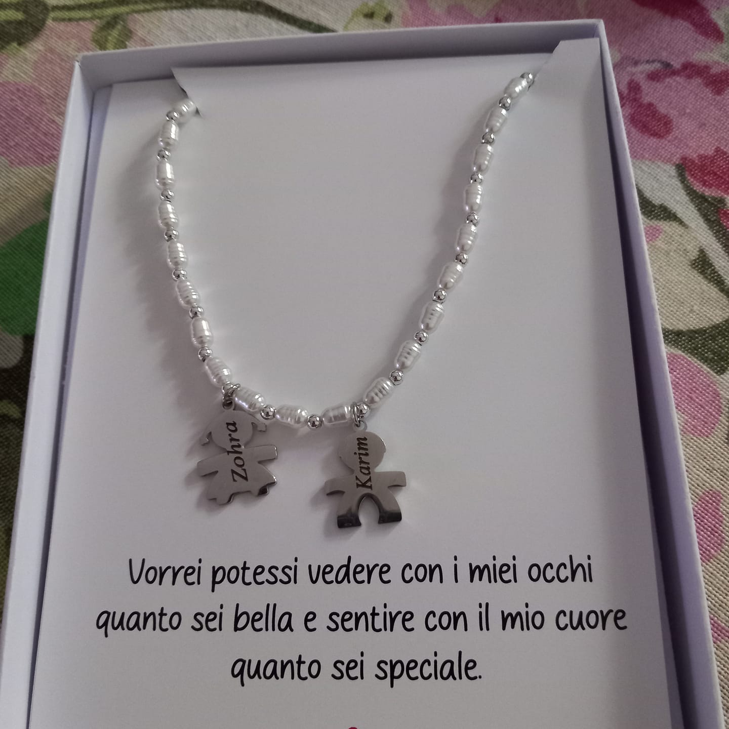 Customer photo review of Girocollo perline con bambini e incisione
