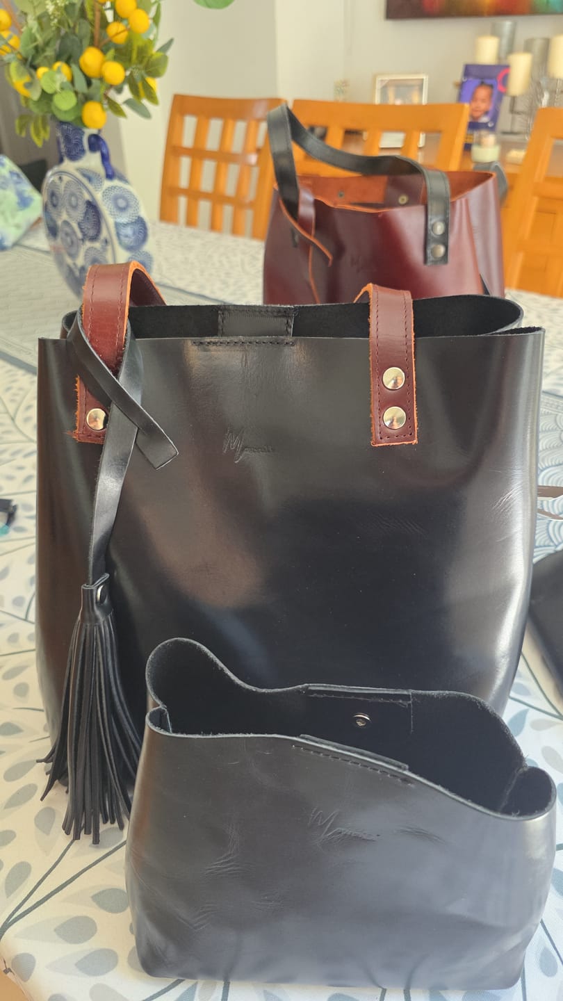 Customer photo review of Bolso Tote Cuero Praga Plus+ Pull negro Doble Vista + 💄Cosmetiquera 👝 Gratis!!