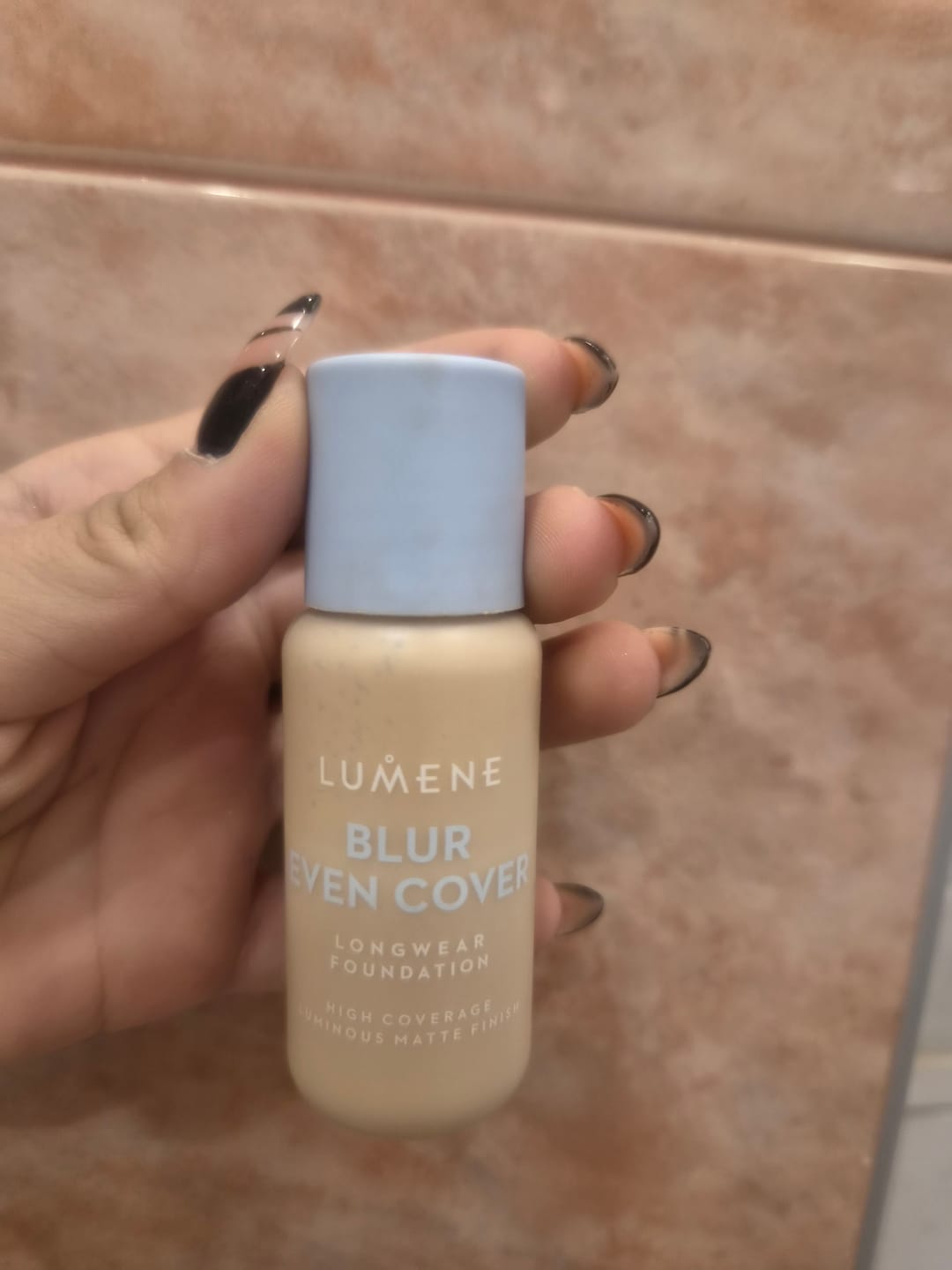 Customer photo review of Фон дьо тен с високо покритие и дълготраен матов финиш Lumene Blur Even Cover Foundation