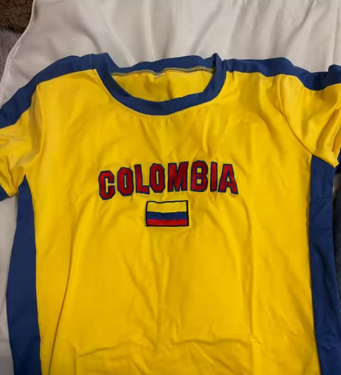 Customer photo review of Valentina Colombia Tee