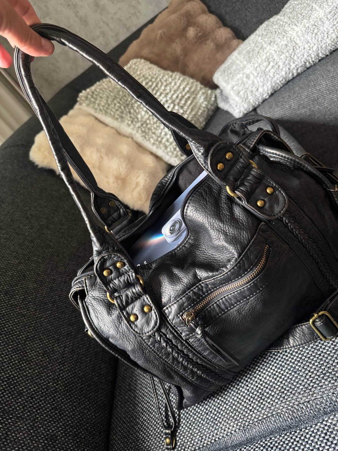 Customer photo review of Zwarte Schoudertas Dames – Trendy Kunstleren Handtas met Ritsvakken