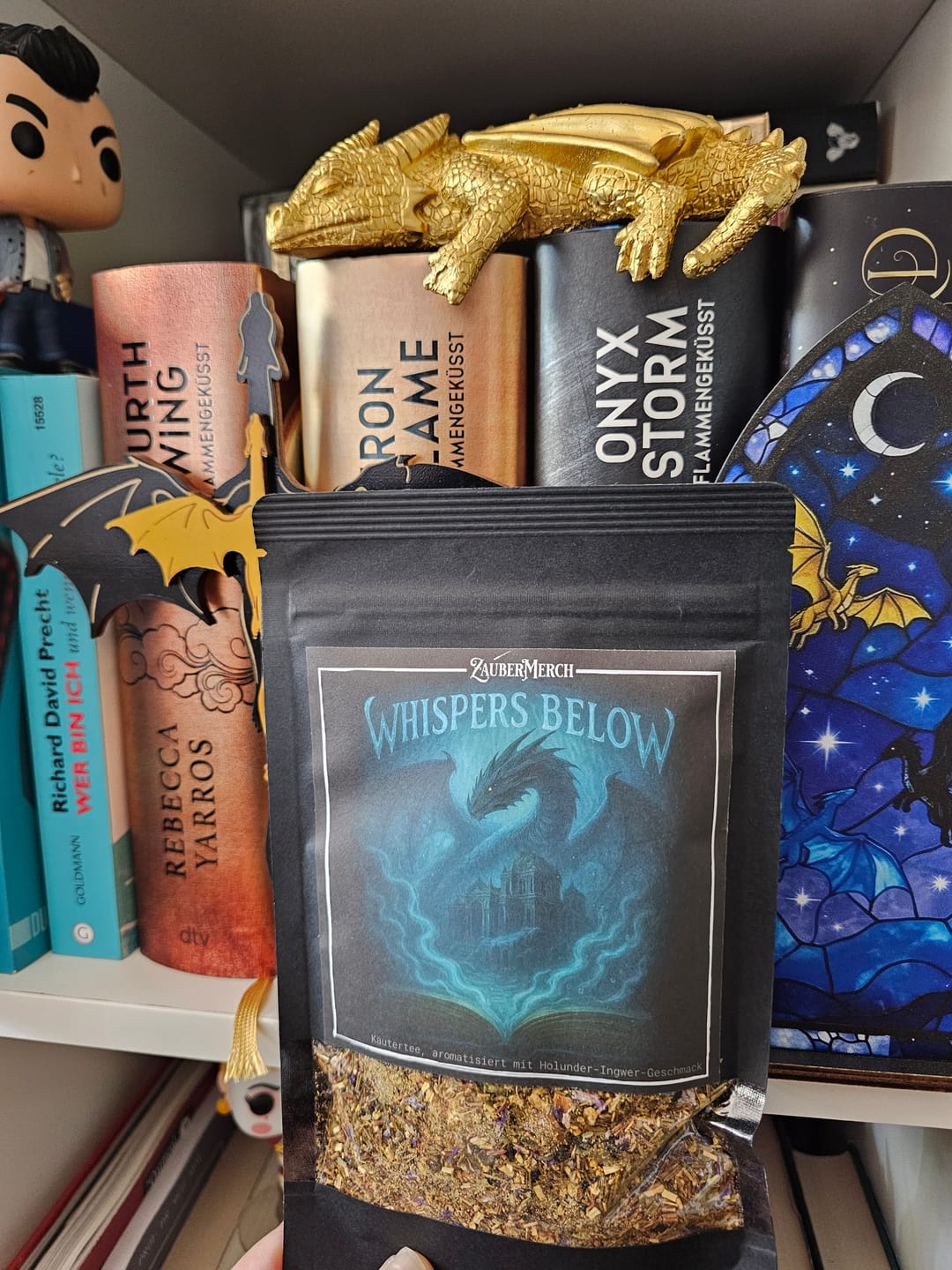 Customer photo review of Whispers Below – Drachen Tee Holunder & Ingwer | Limitierter Booklover Tee