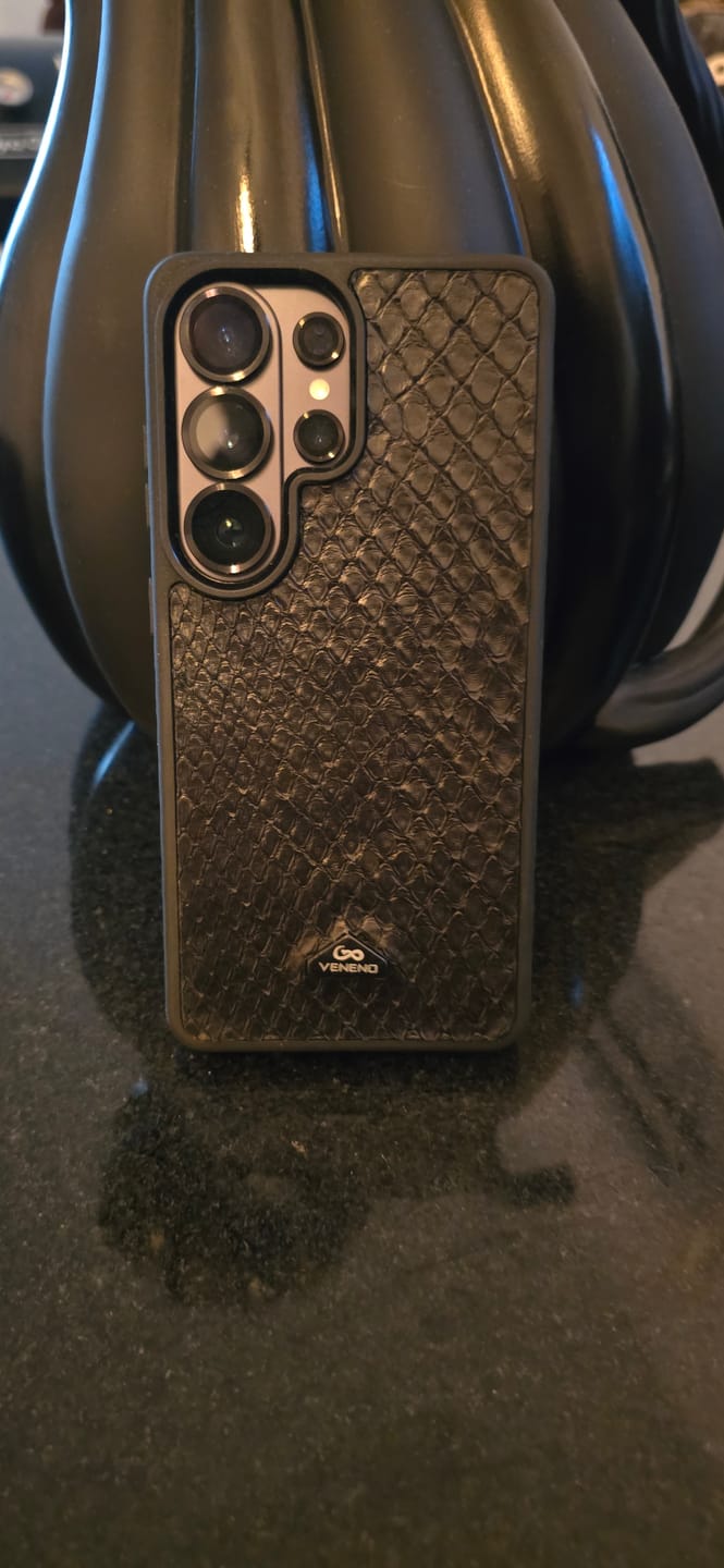 Customer photo review of Funda S26 Ultra Illuminati Python Half Black