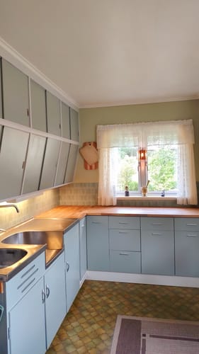 Kundens Mathilde selvklebende fliser installert på kjøkkenvegg, som gir et lyst og moderne inntrykk i rommet.