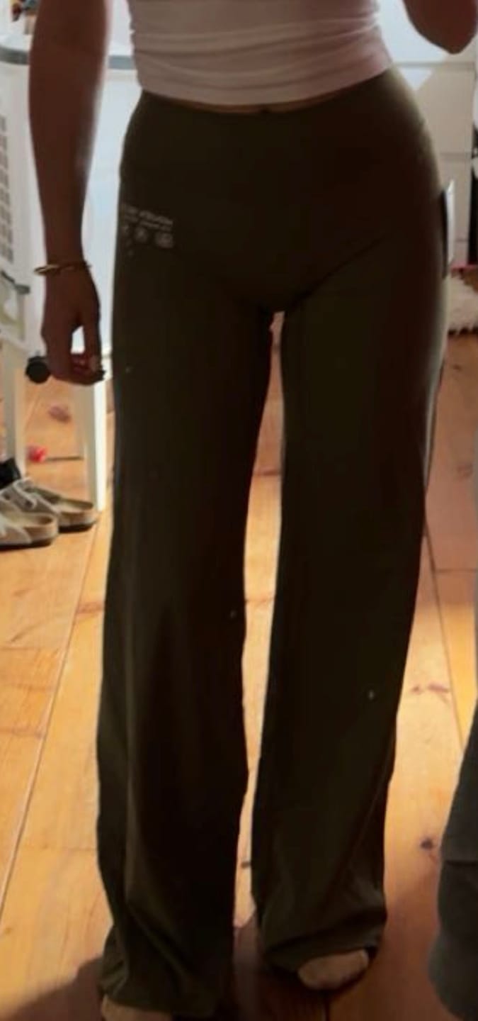 Recenzja zdjęciowa klienta dotycząca spodni ACTIVE STRAIGHT LEG PANTS SAGE
