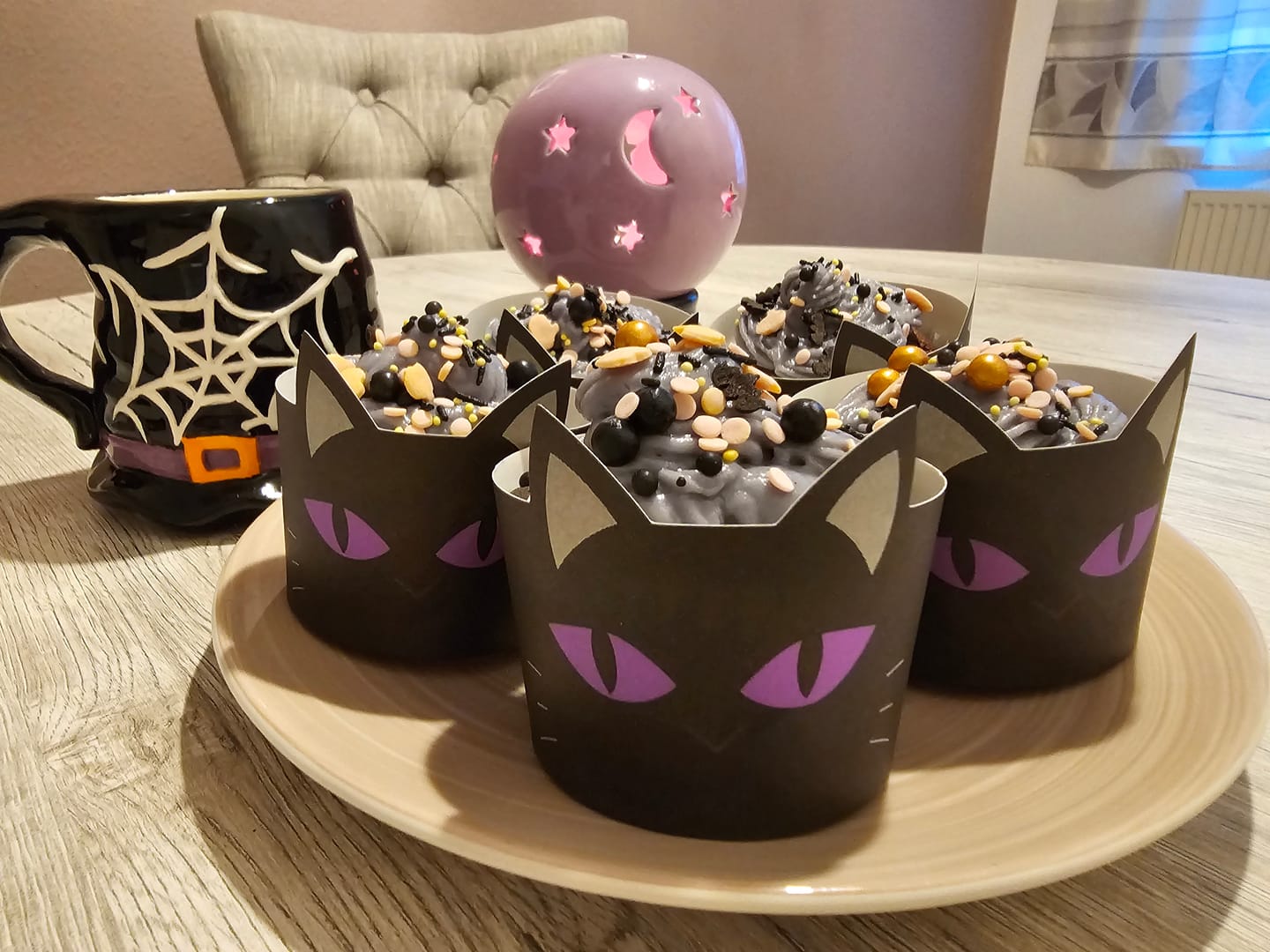 Customer photo review of Halloween-Cupcakeförmchen mit schwarzer Katze – 12er-Set