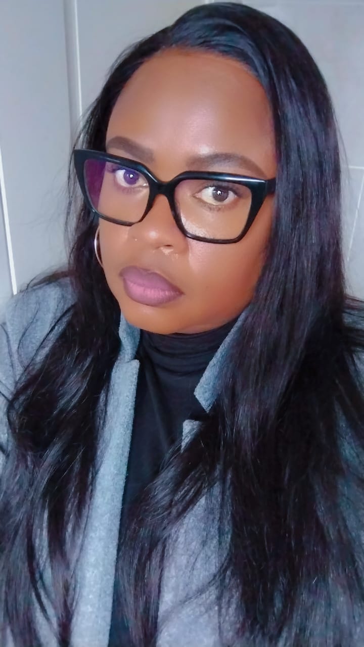Customer photo review of Silky Straight Glueless Pre-bleached 9 X 6 Closure 22 Inch Wig