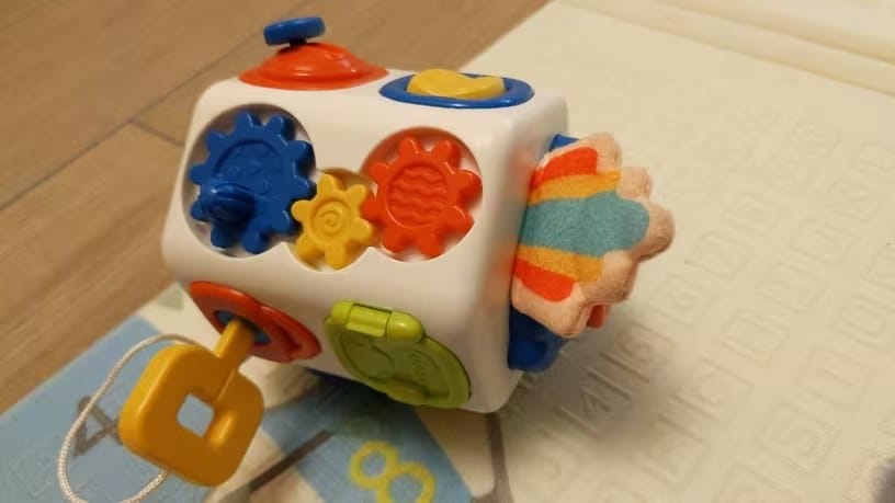 Customer photo review of 9-in-1 Beschäftigungswürfel Kleinkind | Montessori Sensorikspielzeug Motorik Lernspielzeug 1 bis 3 Jahre