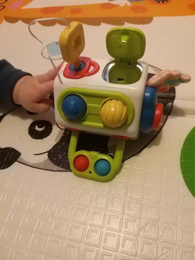 Customer photo review of 9-in-1 Beschäftigungswürfel Kleinkind | Montessori Sensorikspielzeug Motorik Lernspielzeug 1 bis 3 Jahre