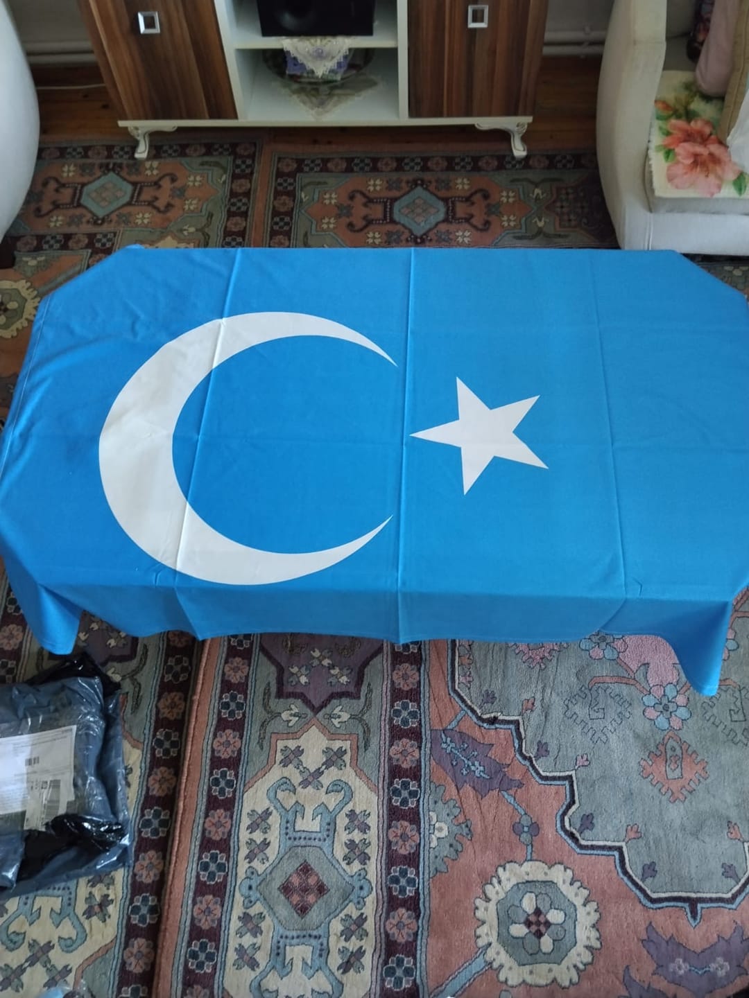 Customer photo review of Bozkurtun Nöbeti Duvar Örtüsü – Türk Bayraklı Bozkurt Temalı Özel Tasarım Duvar Halısı