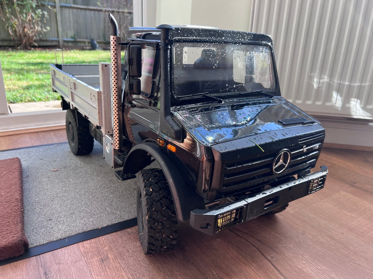 Customer photo review of Mercedes-Benz Unimog U4000 Officially Licensed 1/7 Brushless RTR RC Crawler| UM07