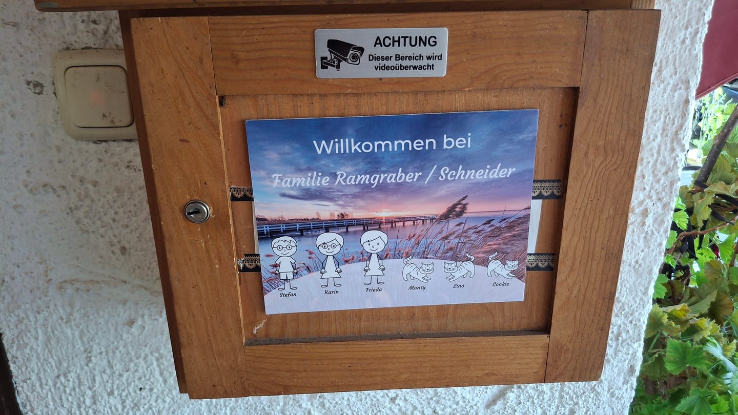 Customer photo review of Familien Türschild (UV- und wetterfest) inkl. Klebebefestigung