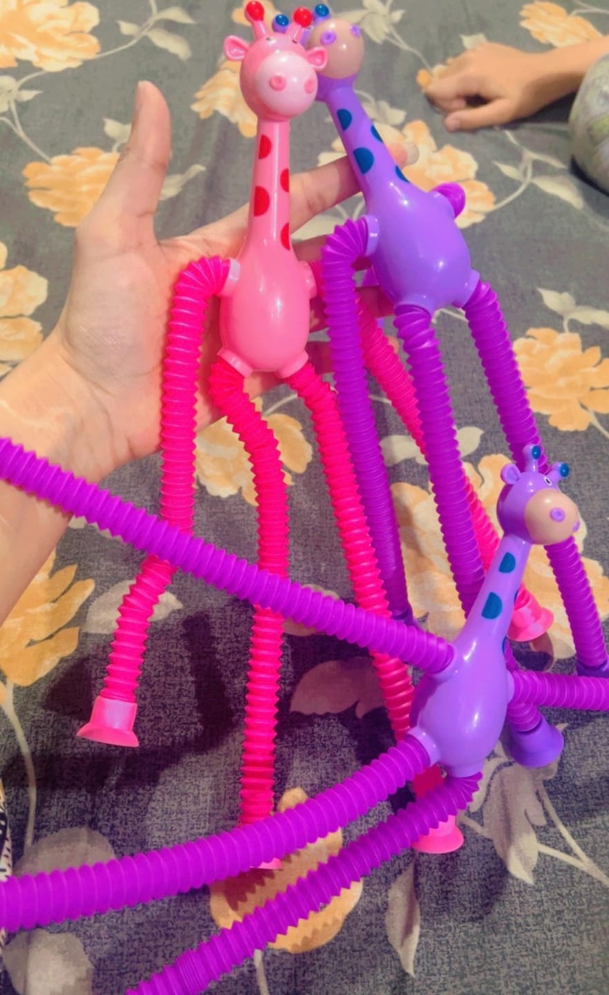 Customer photo review of Dehnbare Giraffe Fidget Toy | Saugnapf Sensorik Röhren Stressabbau Antistress