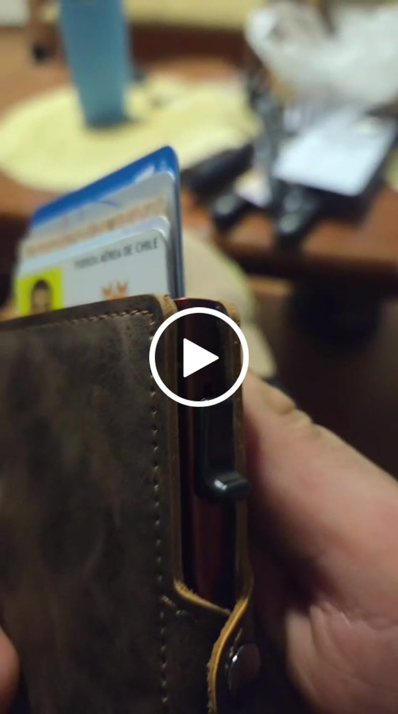 Customer video review of Billetera Modelo Deluxe