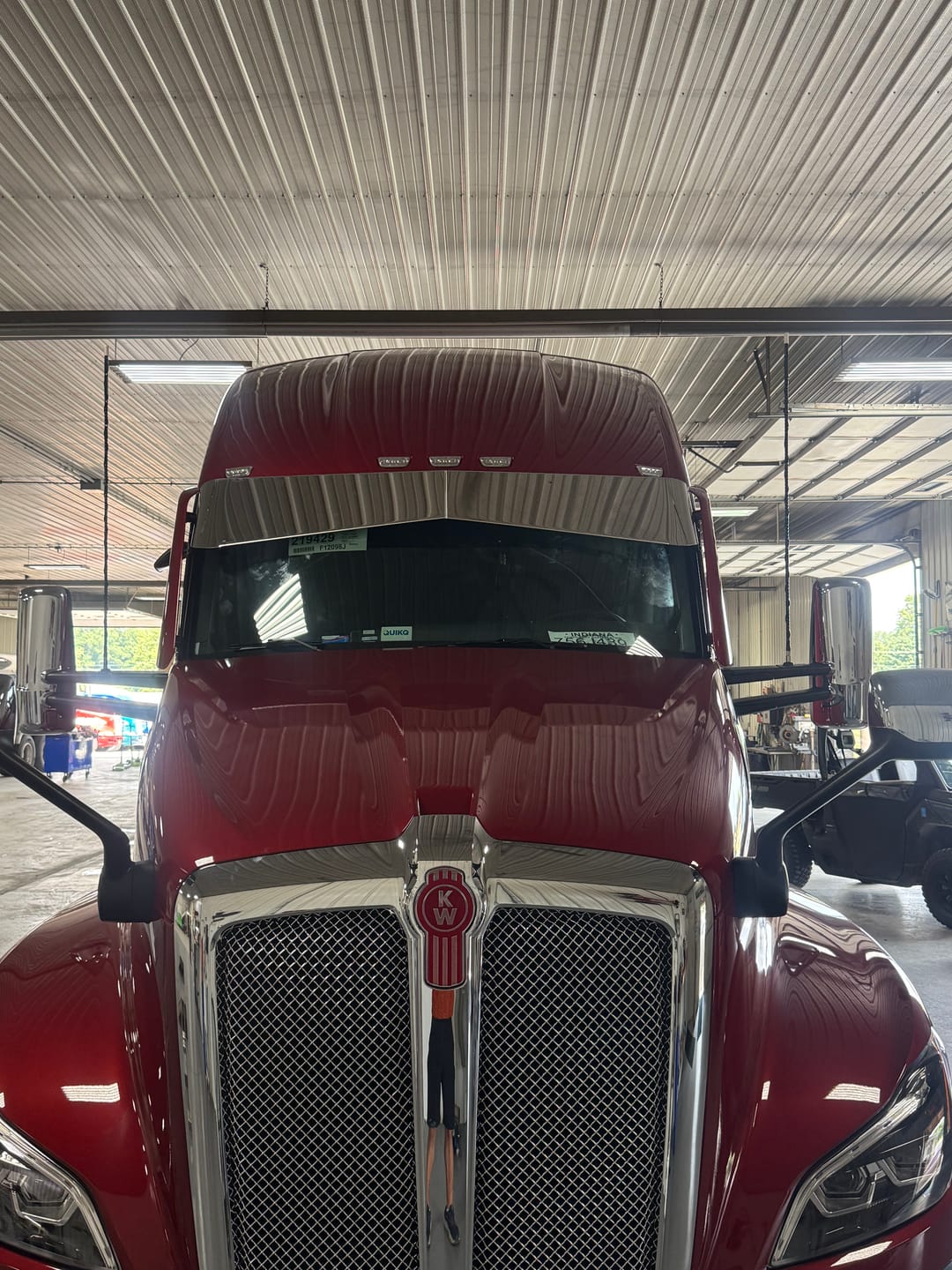 Customer photo review of Rollin Low 12x8" Reverse Bowtie Visor 2.1m (Kenworth T680, T880, W990) (Peterbilt 567, 579, 589)  #3001