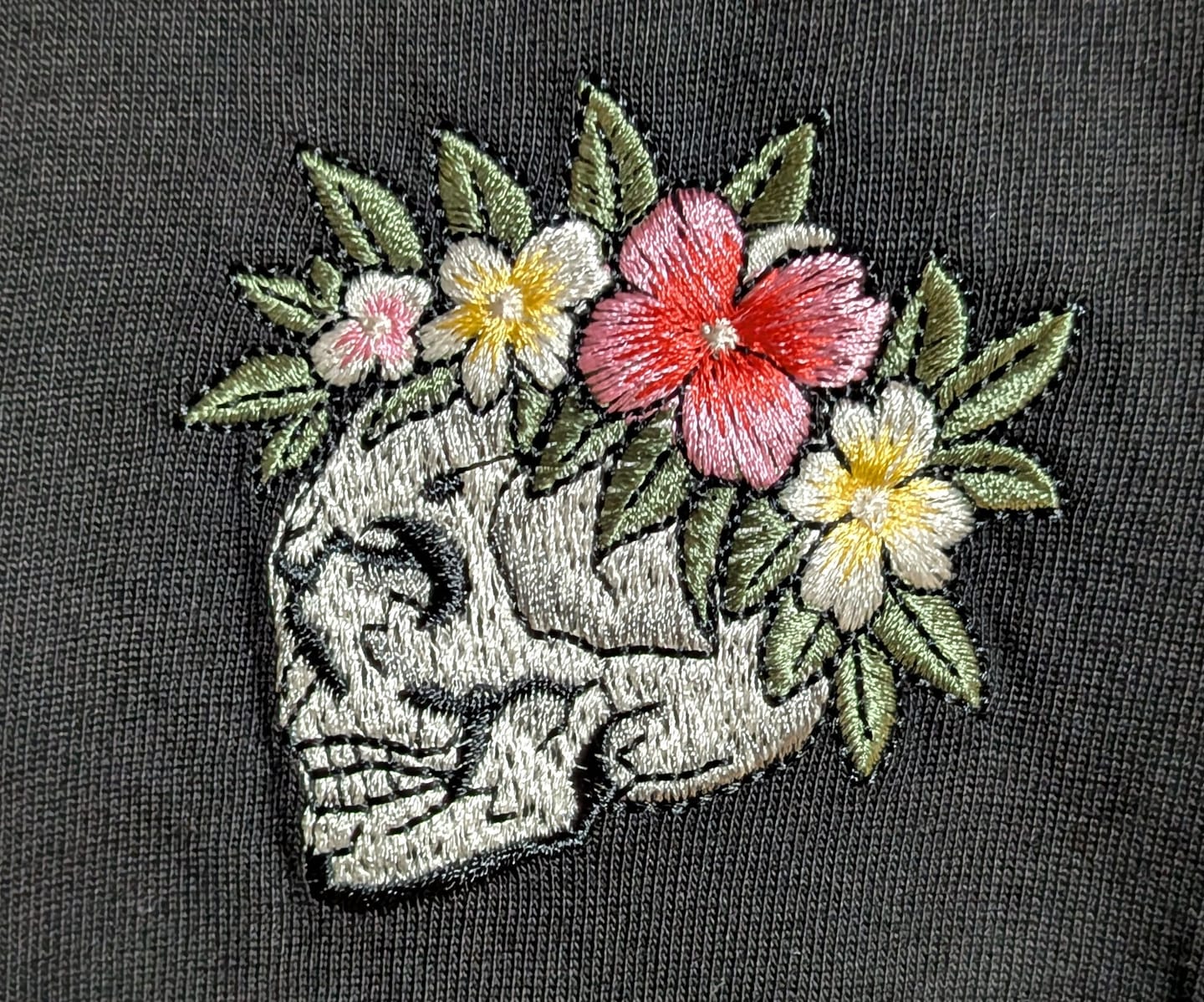Customer photo review of 「月夜の骸骨踊り」横須賀風刺繍入りコットンTee