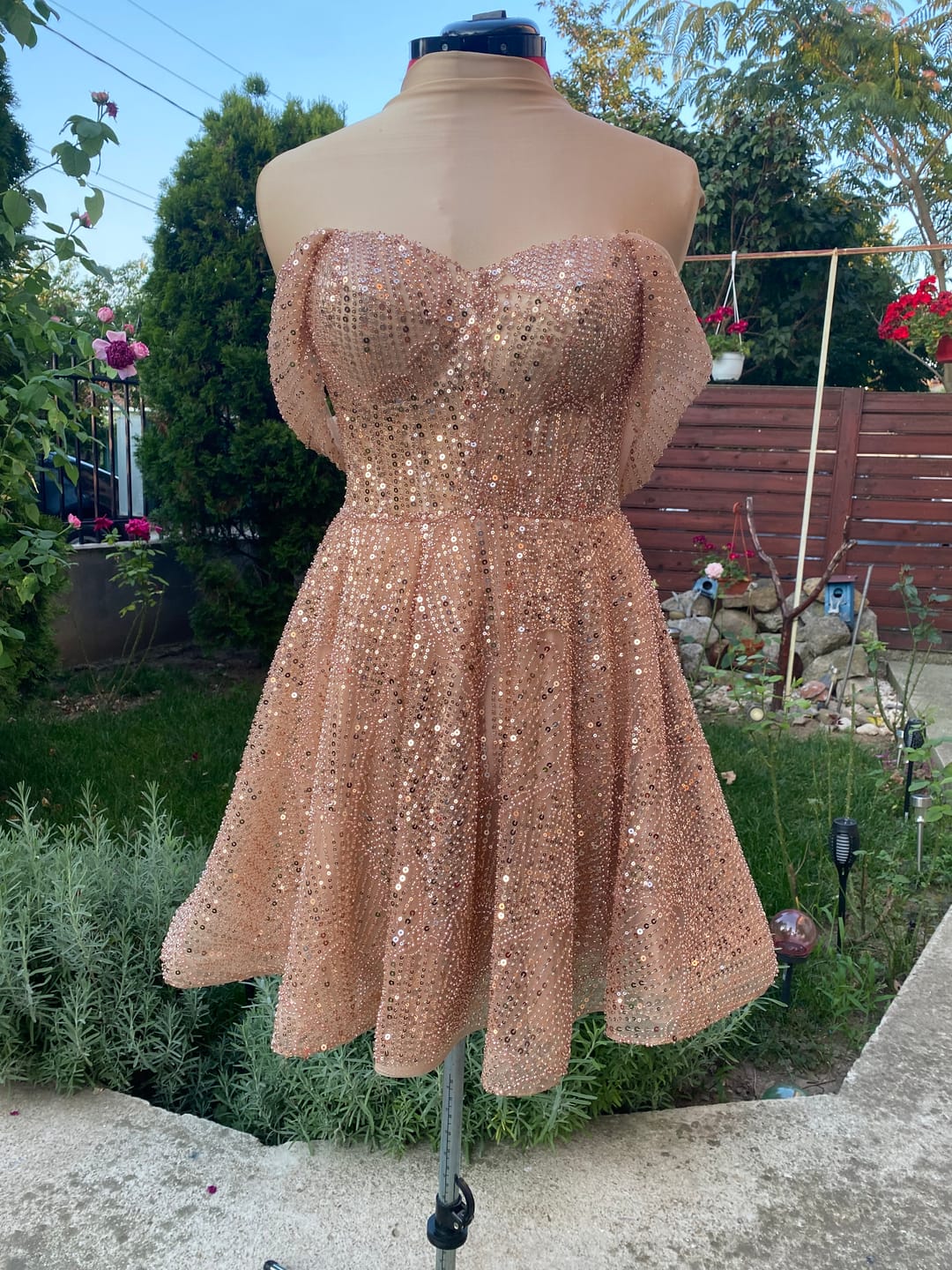 Vásárlói fotós értékelés a(z) Csipke Couture Rose arany geometrikus mintával, gyöngyökkel, gyöngyfüzérekkel és flitterekkel termékről