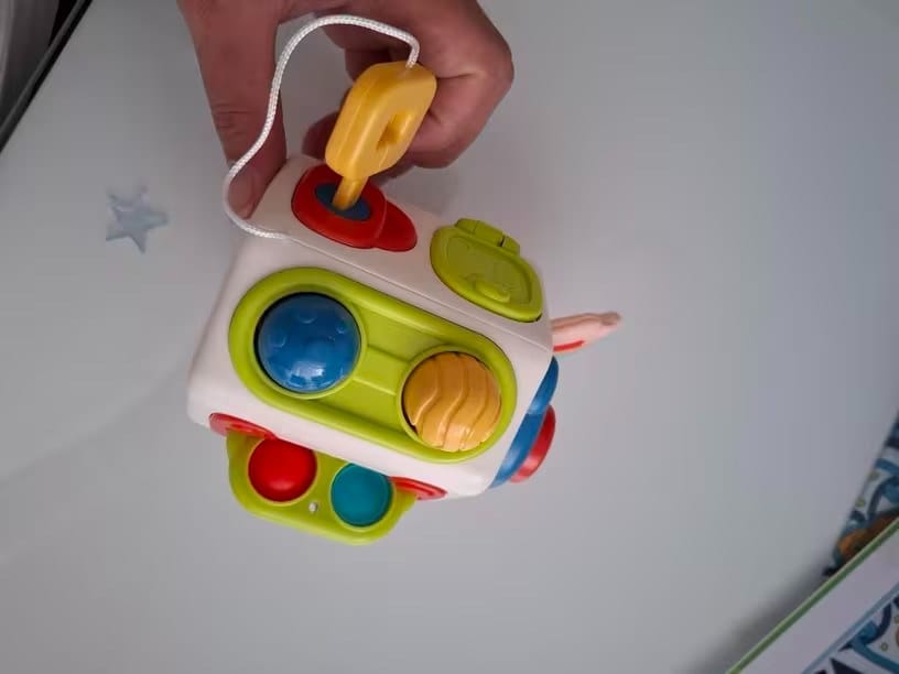 Customer photo review of 9-in-1 Beschäftigungswürfel Kleinkind | Montessori Sensorikspielzeug Motorik Lernspielzeug 1 bis 3 Jahre