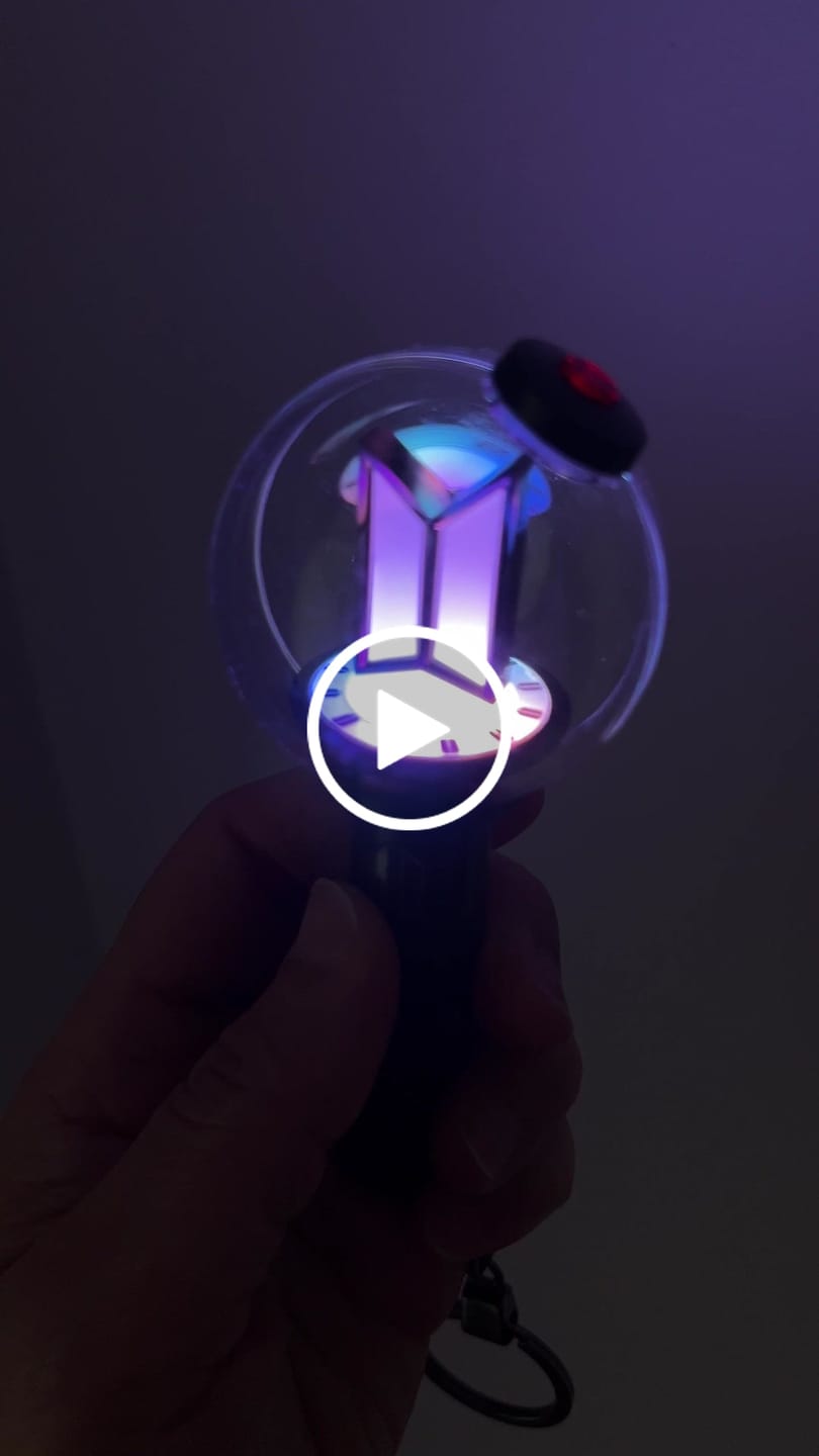 Customer video review of BTS - OFFICIAL LIGHT STICK VER.4 KEYRING