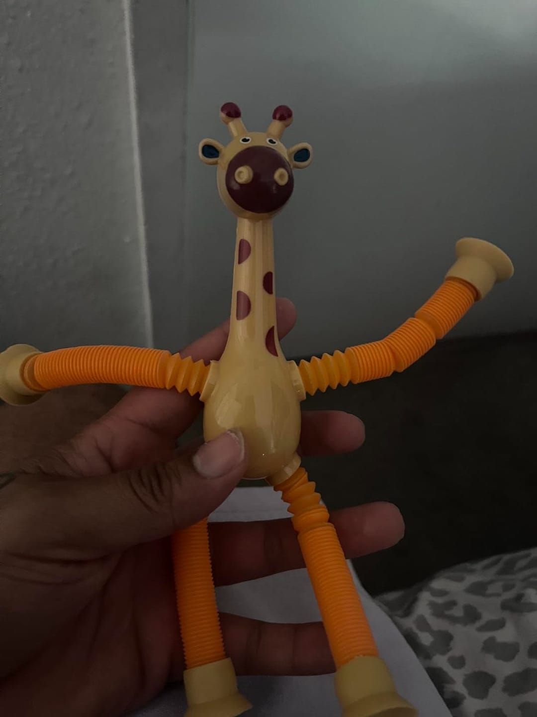 Customer photo review of Dehnbare Giraffe Fidget Toy | Saugnapf Sensorik Röhren Stressabbau Antistress