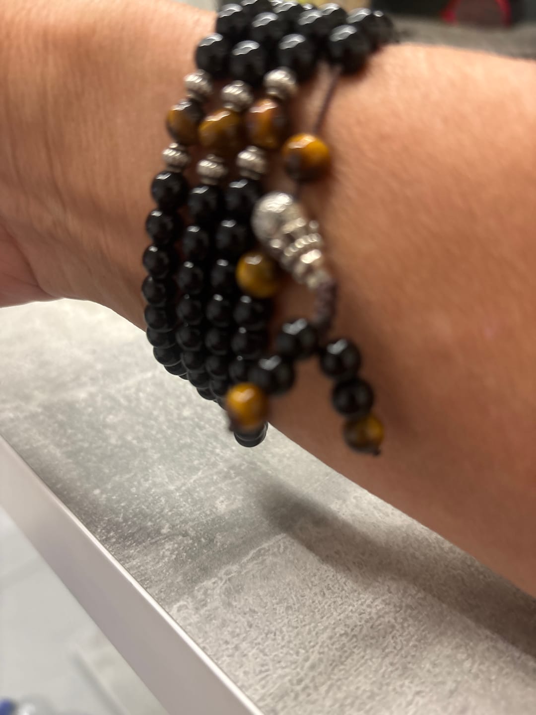 Customer photo review of Buddha Stones Schwarzes Obsidian-Tigerauge-Segen-Mala-Armband