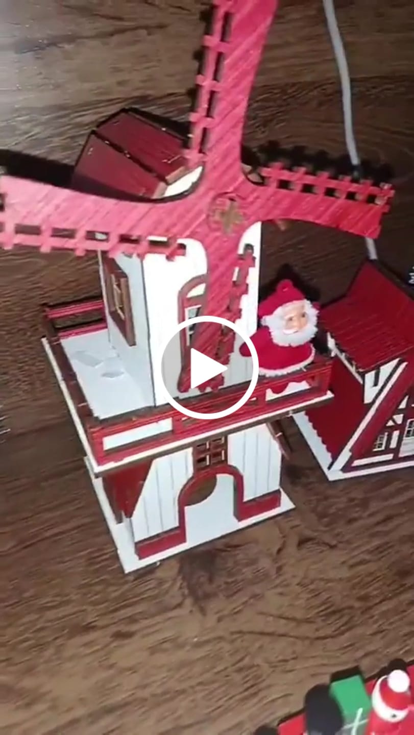 Customer video review of Decoração de Natal Vila completa com 4 Peças
