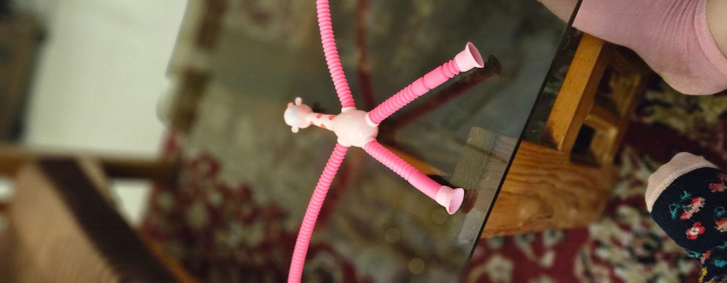Customer photo review of Dehnbare Giraffe Fidget Toy | Saugnapf Sensorik Röhren Stressabbau Antistress