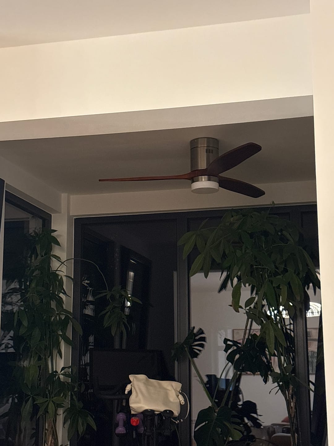 Customer photo review of SONNI Deckenventilator mit Beleuchtung und Fernbedienung, 132 cm/, 5 Geschwindigkeiten, 3-Farben-Licht, DC-Motor/35W, Leise, Sommer-Winterbetrieb